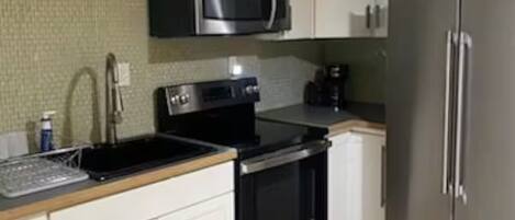 Four Ă micro-ondes, un four, surface de cuisson