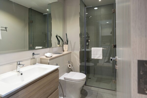 Douche, sĂšche-cheveux, bidet, serviettes fournies