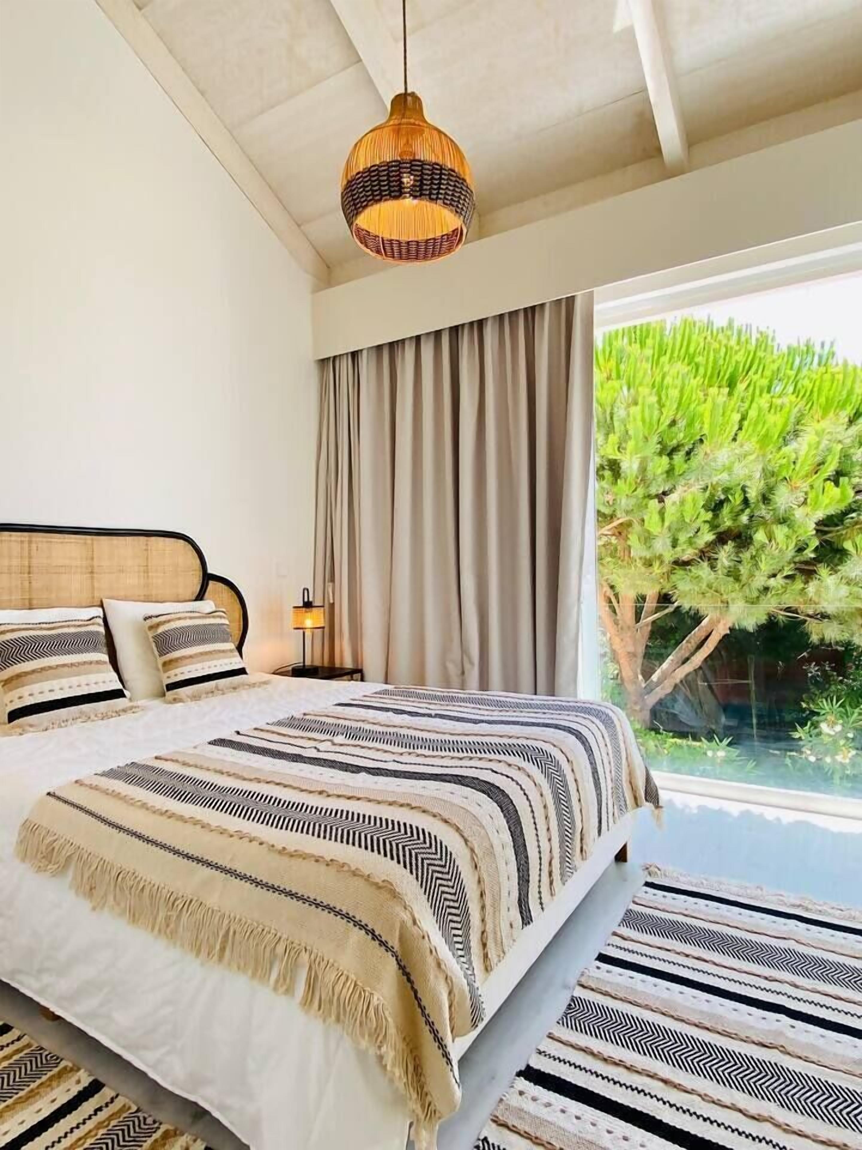 3 slaapkamers, een strijkplank/strijkijzer, reisbedje, wifi