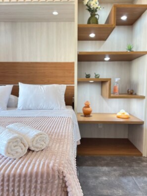 1 habitación, escritorio, tabla de planchar con plancha y cuna de viaje 