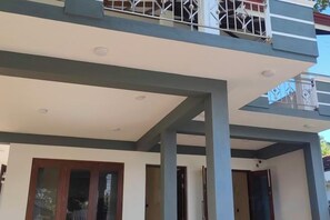 A multi-story building with a balcony on the upper floor. - Villa Infinity Negombo (Negombo)