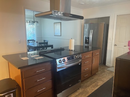 Fridge, microwave, oven, stovetop. 3-bedroom house in perfect Jacksonville with cool AC for relaxing