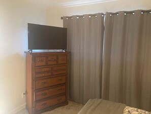 3 habitaciones, tabla de planchar con plancha, wifi y ropa de cama 