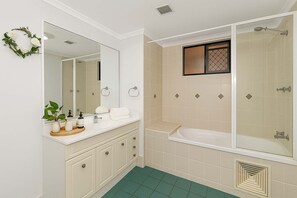 Dusche, Haartrockner, Handtücher