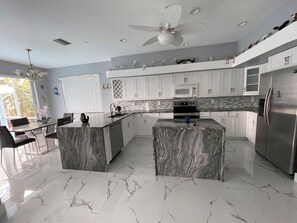 Mikrobølgeovn, ovn, kokeplater og oppvaskmaskin