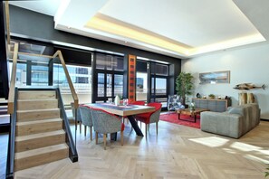Appartement Penthouse Deluxe, balcon, vue sur la ville | Aire de séjour