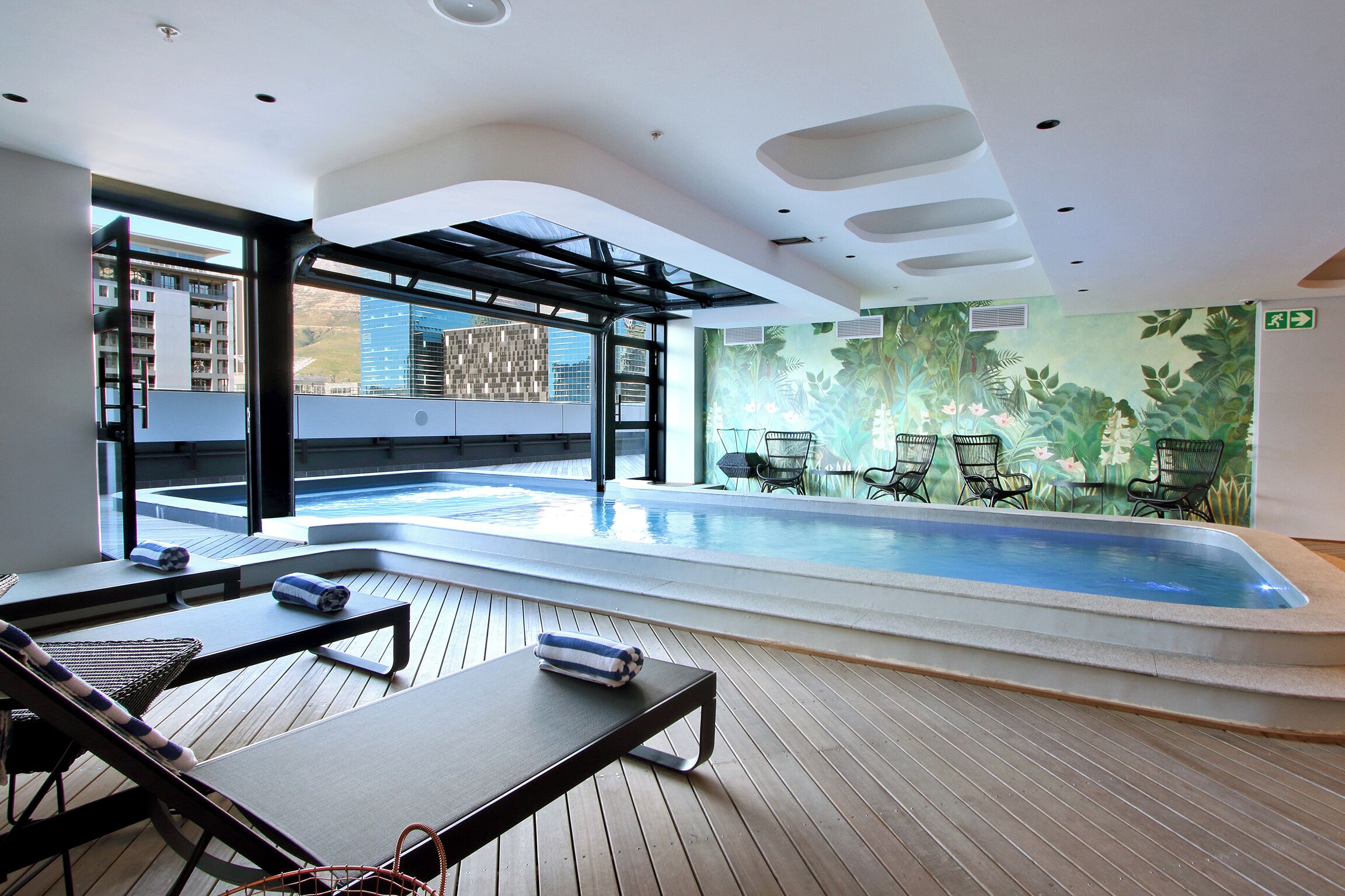 Una piscina al aire libre