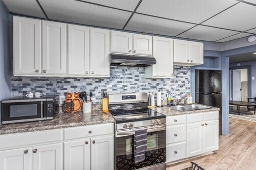 Private Retreat in Downtown Elkin Near Vineyards!