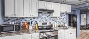 Private Retreat in Downtown Elkin Near Vineyards!