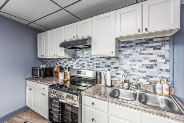 Jääkaappi, mikroaaltouuni, uuni, liesi