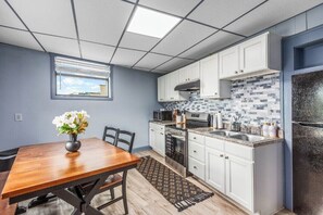 Jääkaappi, mikroaaltouuni, uuni, liesi