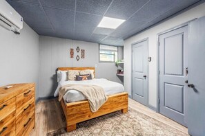 2 makuuhuonetta, silitysrauta/-lauta, ilmainen Wi-Fi, vuodevaatteet