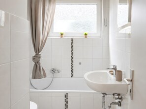 Douche, sèche-cheveux, serviettes fournies