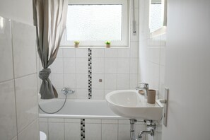 Shower, hair dryer, towels - CentrO, RWeberArena, Parking, Balcony, Quiet Location, Transport Links, Mülheim, Dortmund, Bottrop (Oberhausen)