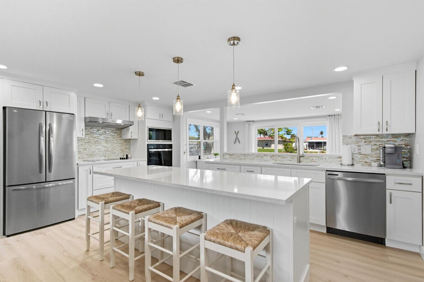 Jääkaappi, mikroaaltouuni, uuni, liesi