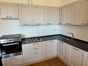 Geladeira, micro-ondas, fogão, lava-louças