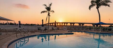 Una piscina al aire libre