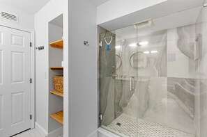 Shower, hair dryer, towels - Top Floor Waterfront Escape w Spectacular IntercostalViews (St. Petersburg)