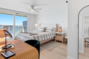 2 bedrooms, desk, iron/ironing board, free WiFi - Top Floor Waterfront Escape w Spectacular IntercostalViews (St. Petersburg)