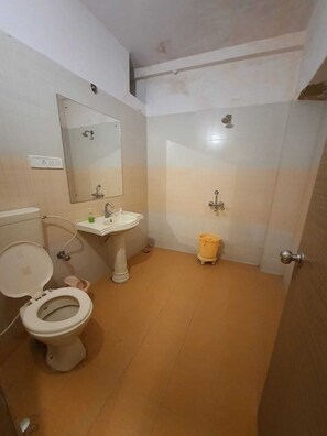 Superior Double Room, Balcony, City View | Bathroom | Free toiletries, hair dryer, slippers, towels