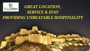 Una construcción fortificada con un cartel de hotel, que indica un lugar de importancia histórica y comodidades modernas.