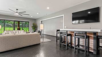 Nhà, nhiều giường, sân hiên, quang cảnh vườn (The Luxe Barn) | Nội thất