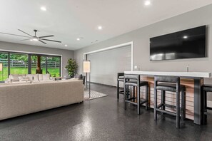 House, Multiple Beds, Patio, Garden View (The Luxe Barn) | Interior