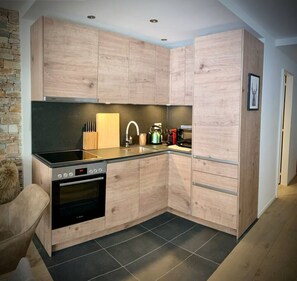 Réfrigérateur, four à micro-ondes, un four, surface de cuisson