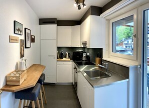 ثلاجة، ميكروويف، فرن، موقد طهي مسطح