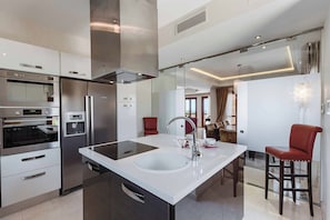 Réfrigérateur, micro-ondes, four, lave-vaisselle