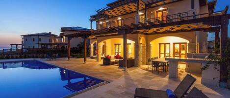 Een verwarmd zwembad