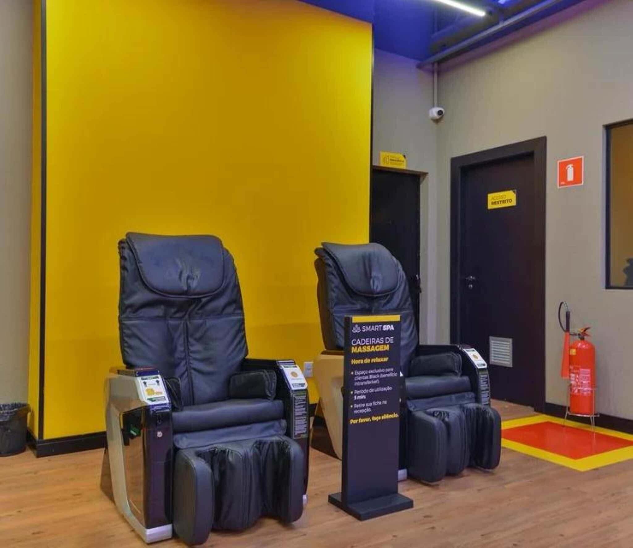 Une pièce équipée de deux fauteuils de massage et d’un panneau indiquant une période de relaxation de 5 minutes.