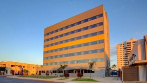 A modern multi-story hotel with a flat facade, large windows, and a central entrance with a covered area. - Blue Tree Towers Sorriso (Sorriso)