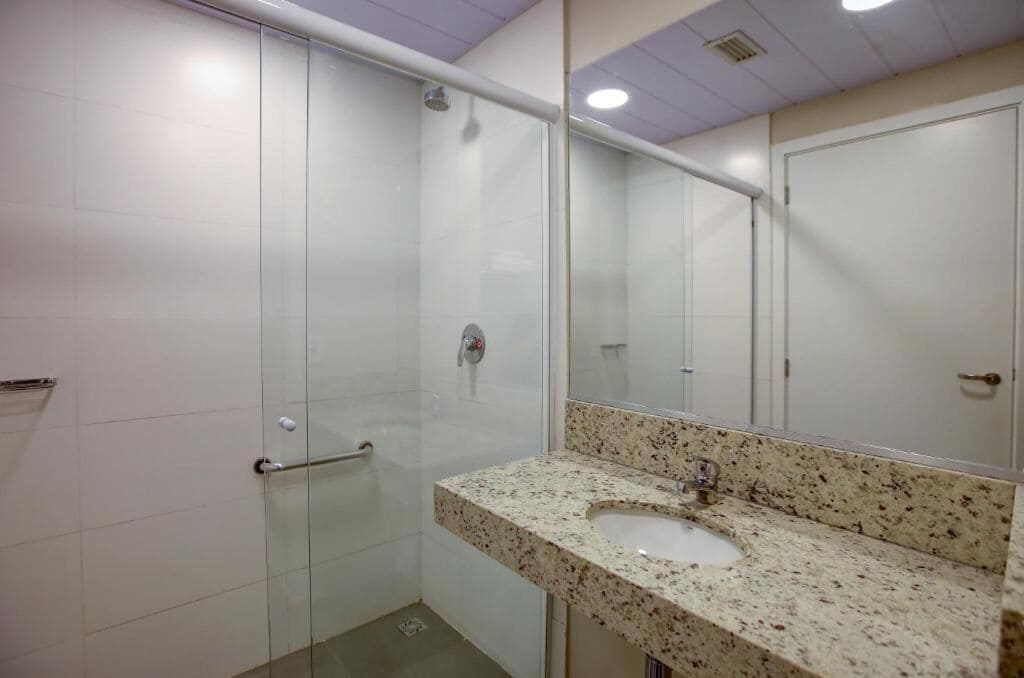 Douche, articles de toilette gratuits, serviettes fournies, savon