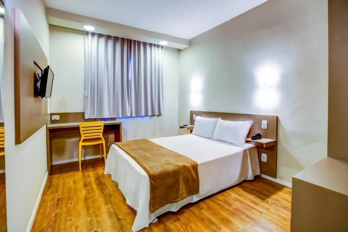 Minibar, espacio para trabajar con laptop, wifi gratis y ropa de cama 