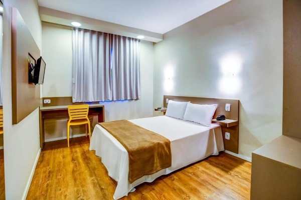 Minibar, espacio para trabajar con laptop, wifi gratis y ropa de cama