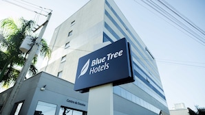 Un bâtiment moderne avec une enseigne indiquant « Blue Tree Hotels ».