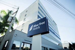 A modern building with a sign for Blue Tree Hotels. - Blue Tree Towers Sorriso (Sorriso)