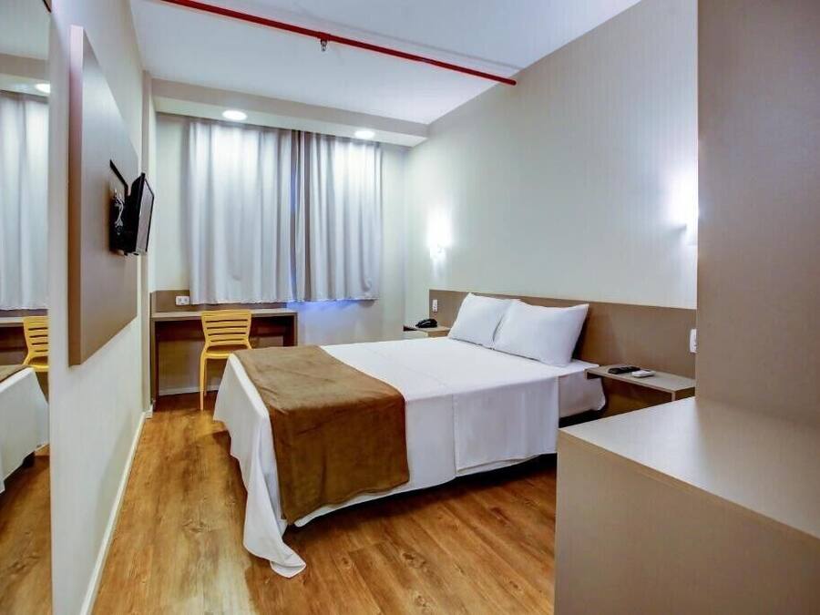 Minibar, espacio para trabajar con laptop, wifi gratis y ropa de cama