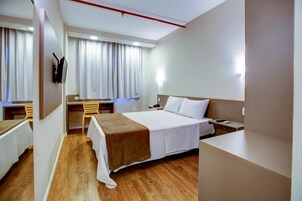 迷你吧、笔记本电脑工作区、免费 WiFi、床单