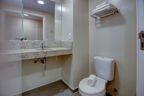 Dusch, gratis toalettartiklar, handdukar och tvål