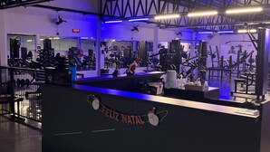 A gym with exercise equipment, a reception desk, and a ceiling with a truss structure. - Blue Tree Towers Sorriso (Sorriso)