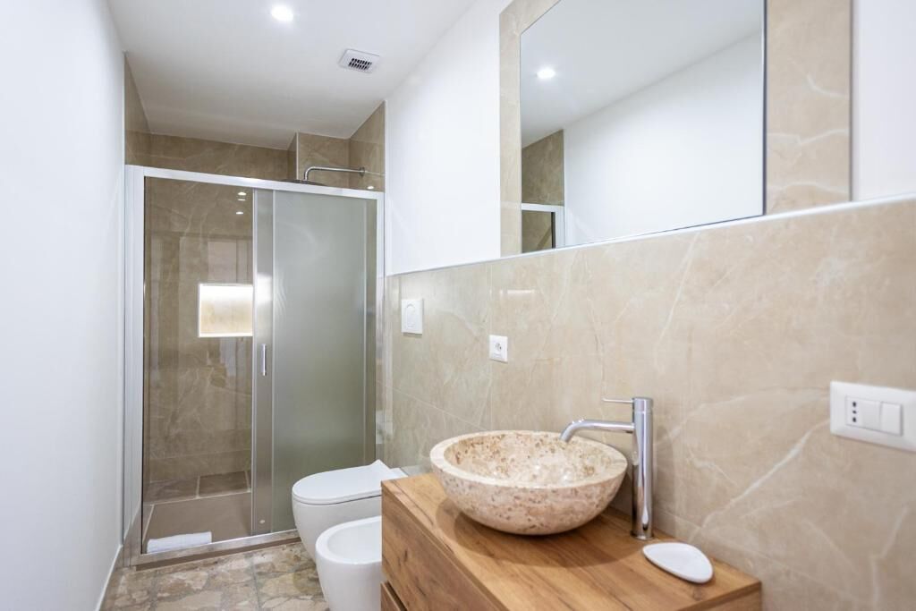 淋浴设施、吹风机、浴袍、毛巾