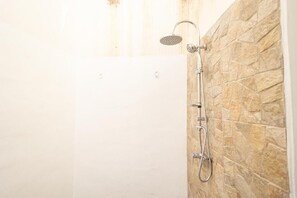 Duş, saç kurutma makinesi, bornoz, havlu 