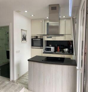 雪櫃、微波爐、焗爐、爐具