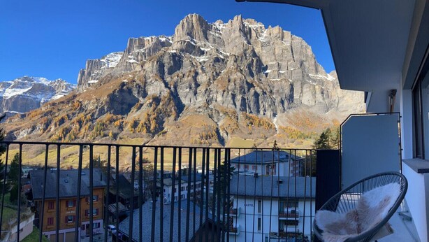 A balcony with a view of a mountain and buildings. - New Studio | Dream Views • Balcony • Free Parking (Leukerbad)
