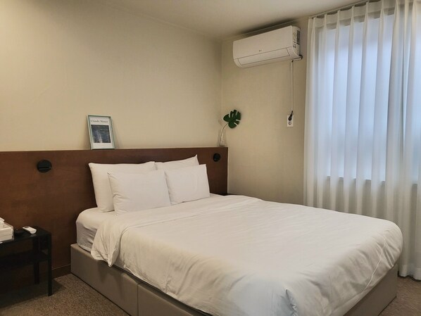 Standard Double Room, 1 Queen Bed, Non Smoking, Private Bathroom | Iron/ironing board, free WiFi - Hotel Book and Type (Jeonju)