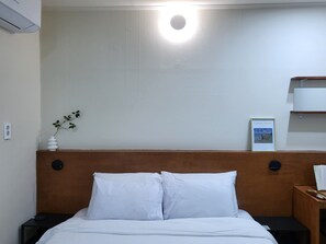 Habitación doble estándar, 1 cama Queen size, para no fumadores, baño privado | Tabla de planchar con plancha y wifi gratis
