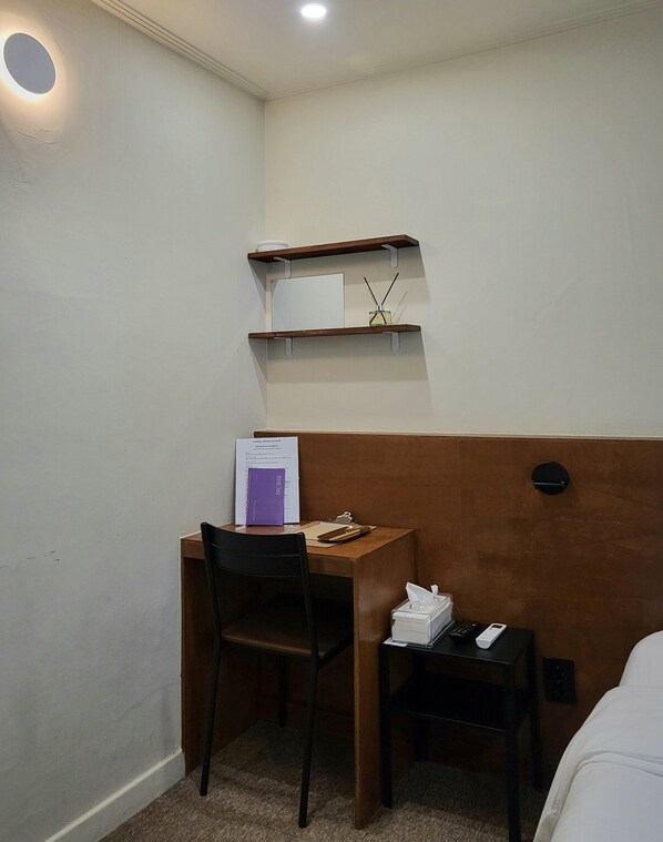 Habitación doble estándar, 1 cama Queen size, para no fumadores, baño privado | Tabla de planchar con plancha y wifi gratis