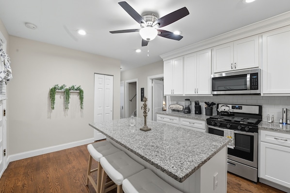 Fridge, microwave, oven, dishwasher - NEW! St. Louis Retreat with Game Room & Yard (St. Louis)